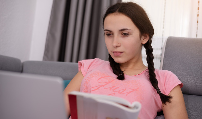 נערה לומדת מול המחשב (אילוסטרציה: mirzavisoko, shutterstock)