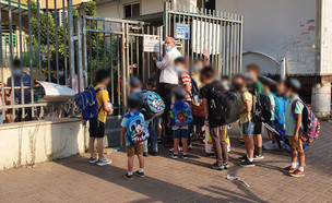ילדים מגיעים לבית הספר לאחר העוצר הלילי (צילום: n12)