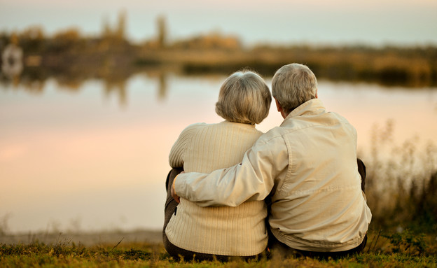 זוג מבוגר מאוהב  (צילום: Ruslan Hazau, shutterstock)