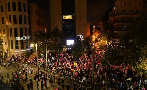 הפגנות בכיכר ציון (צילום: בן קלמר)