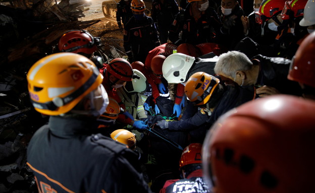 מאמצי החילוץ באיזמיר, טורקיה (צילום: רויטרס_)