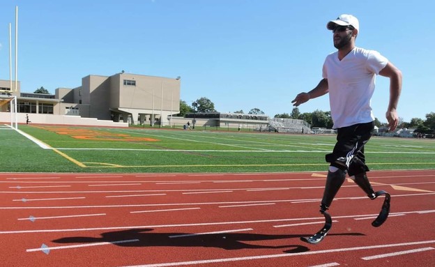 מהנדסי אלביט פיתחו פתרון לפצוע צה"ל שאיבד את רגליו (צילום: מירב כהן)