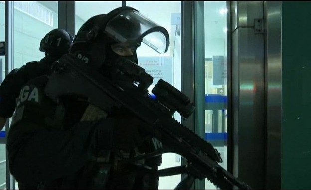 שוטר מגיב לירי בוינה (צילום: skynews)