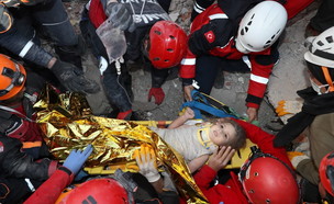 צוותי ההצלה חילצו ילדה בת 4 (צילום: רויטרס_)