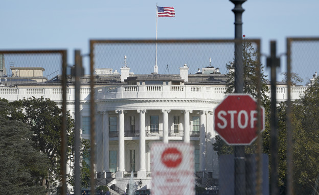גדרות הוצבו מחוץ לבית הלבן מחשש להתפרעויות מתוצאות (צילום: AP)