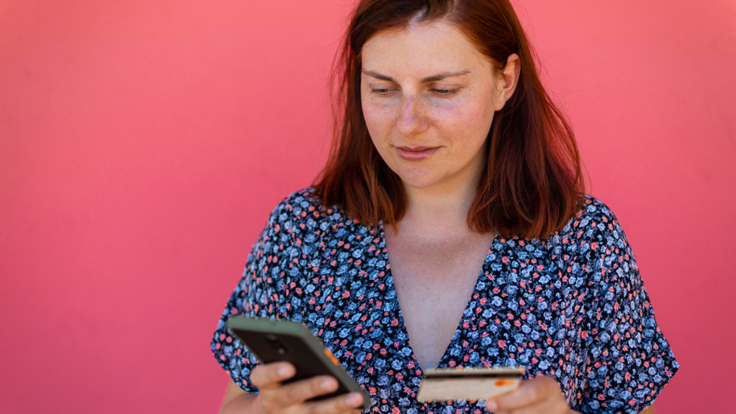 קוראת ביקורות באינטרנט לפני קנייה קוראת ביקורות באינטרנט לפני קנייה