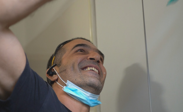 יוסי חסן, מתקין דלתות בהתנדבות לאנשים שזקוקים להן (צילום: החדשות)