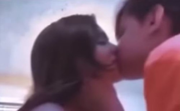 זואי לאברן מנשקת את קונור (צילום: Youtube/tiktoktea)