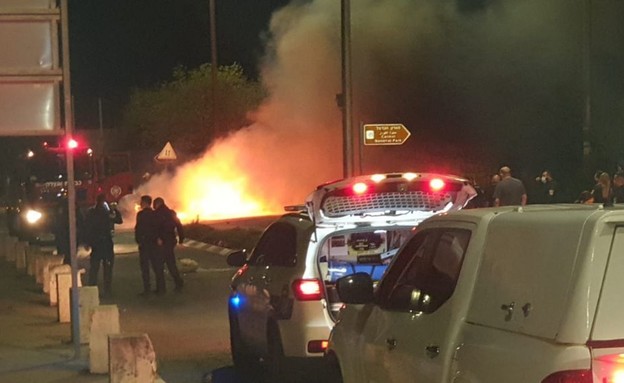 הרכב הבוער בעקבות תאונת דרכים, שד' אבא חושי, חיפה (צילום: כבאות והצלה חיפה)