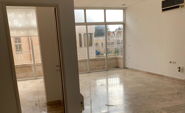 דירה בירושלים, עיצוב עינת ארליך, לפני שיפוץ, ג, מהכניסה לסלון (צילום: עינת ארליך)