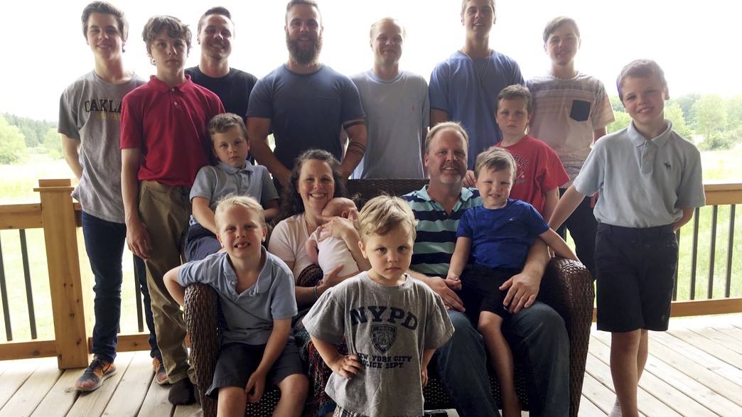 משפחת שוונט  עם 13 ילדיהם (צילום: ap)