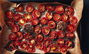 עגבניות צלויות (צילום: Nataliia Sirobaba, ShutterStock)