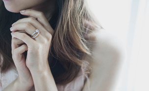 אישה משחקת ידיים טבעת (צילום: סאלי פאראג, Shutterstock)