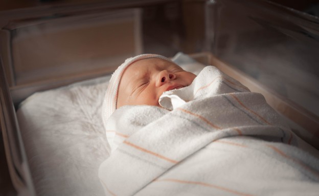 תינוק עטוף בשמיכה לבנה בבית החולים (צילום: Jimmy Conover, unsplash)