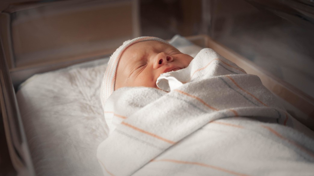 תינוק עטוף בשמיכה לבנה בבית החולים (צילום: Jimmy Conover, unsplash)
