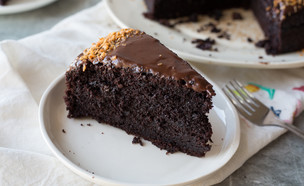 עוגת שוקולד ושמנת חמוצה (צילום: קרן אגם, mako אוכל)