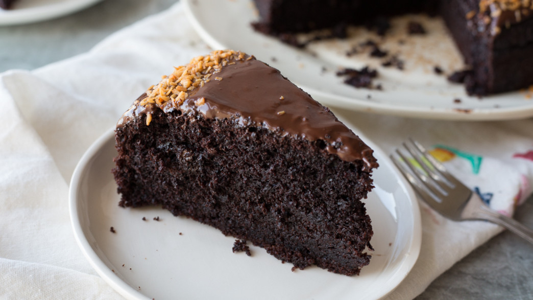 עוגת שוקולד ושמנת חמוצה (צילום: קרן אגם, mako אוכל)