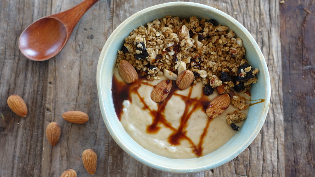 סמודי פאוור בול בננה וגרנולה