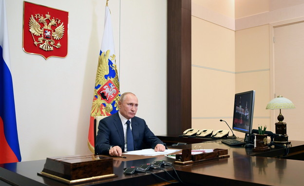 הנשיא פוטין בחתימתו על ההסכם (צילום: רויטרס)