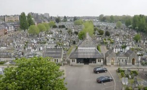 בית הקברות היהודי בווילסדן (צילום: יוטיוב)