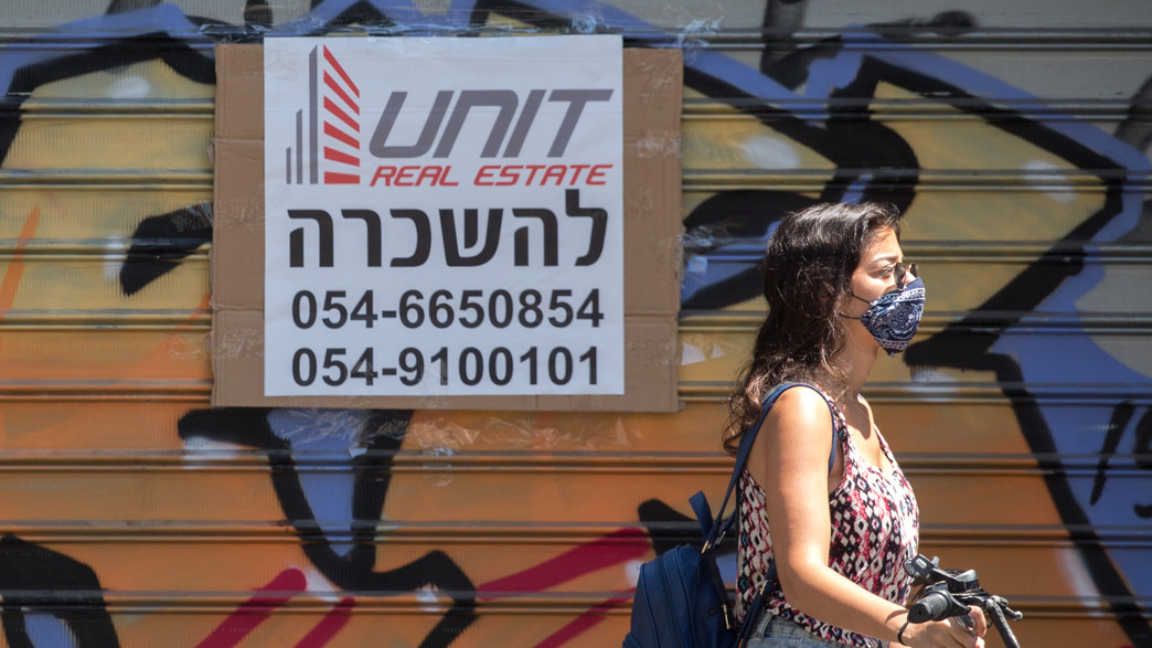 שלט להשכרה על חנות שנסגרה בתל אביב שלט להשכרה על חנות שנסגרה בתל אביב