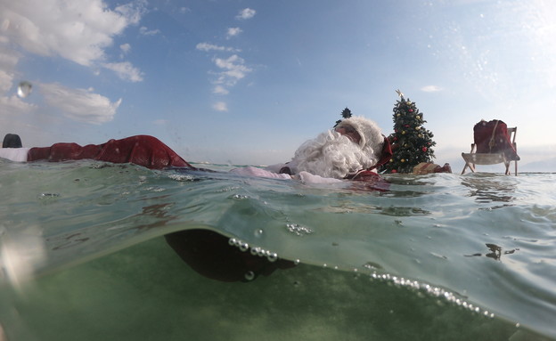 סנטה קלאוס בים המלח (צילום: reuters)