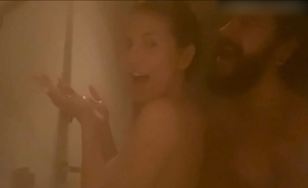היידי קלום ובן זוגה שרים במקלחת