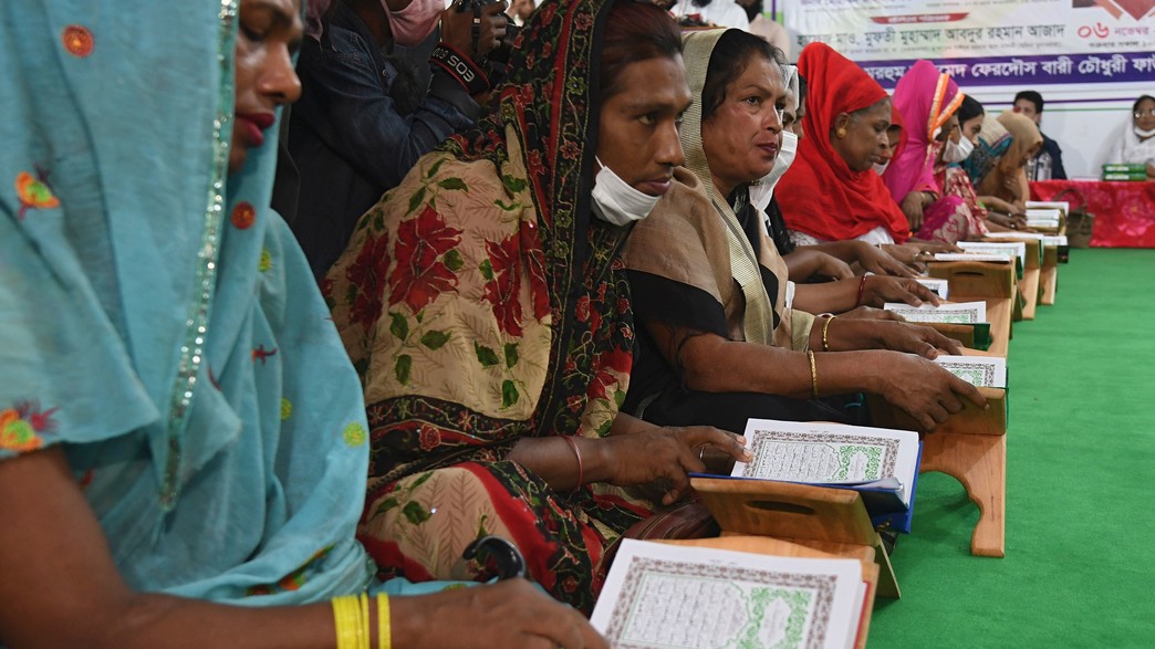 חברות הקהילה הטרנסג'נדרית בבנגלדש קוראות בקוראן (צילום: MUNIR UZ ZAMAN/AFP, GettyImages)