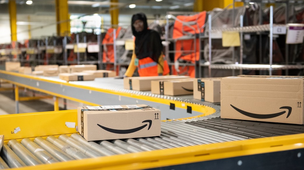 מרכז משלוחים של אמזון בצרפת