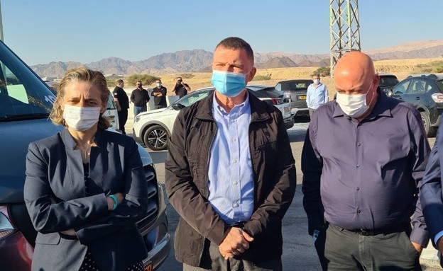 שר הבריאות יולי אדלשטיין במחסום הכניסה לאילת (צילום: החדשות12)