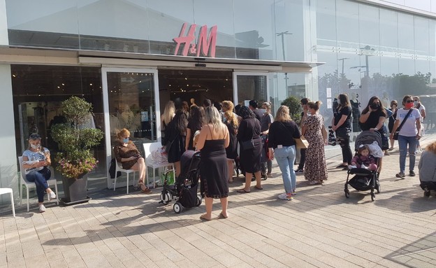 עשרות אנשים בתור לחנות H&M בביג אשדוד (צילום: N12)