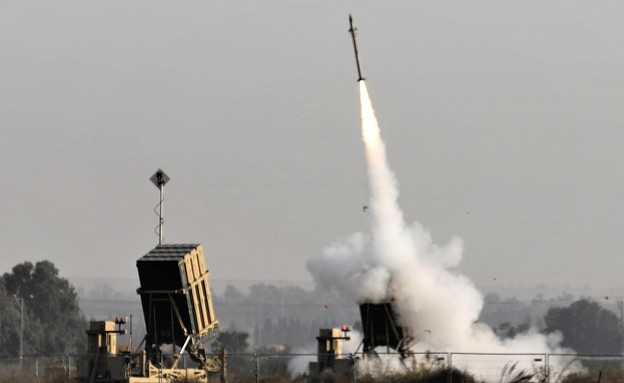 כיפת ברזל יורה (צילום: MENAHEM KAHANA/AFP, GettyImages) כיפת ברזל יורה (צילום: MENAHEM KAHANA/AFP, GettyImages)