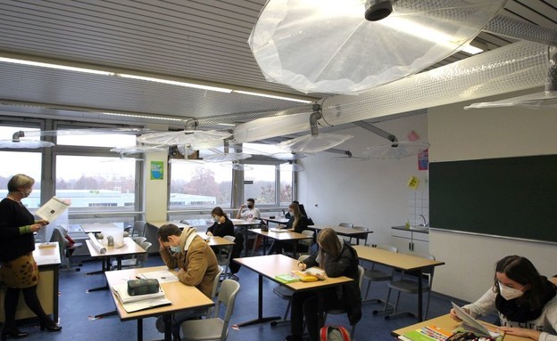 מערכת סינון אוויר ייחודית בתיכון במערב גרמניה (צילום:  DANIEL ROLAND/AFP via Getty Images)
