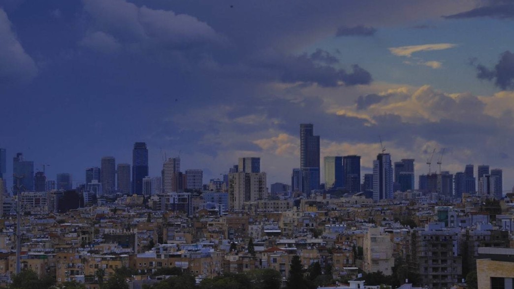 שבת חורפית בגוש דן, מבט לעבר קו הרקיע של תל אביב