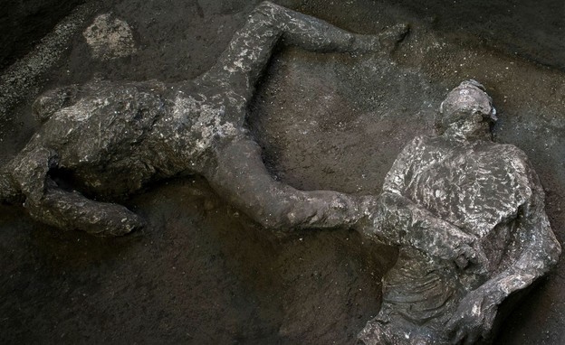 שתי גופות "כמעט מושלמות" התגלו בעיר העתיקה פומפיי  (צילום: sky news)