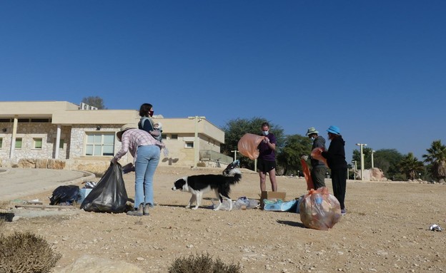 ערמות של זבל רב שנשארו אחרי טקס האזכרה לבן גוריון (צילום: תושבות מדרשת בן גוריון)