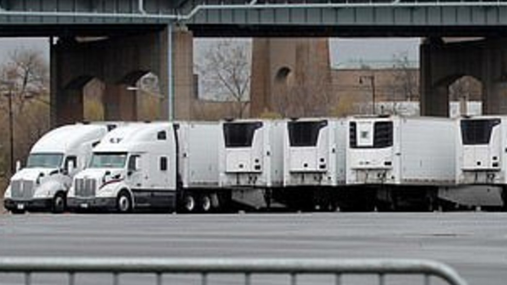 גופות של קורבנות קורונה מאוחסנות במשאיות בניו יורק גופות של קורבנות קורונה מאוחסנות במשאיות בניו יורק