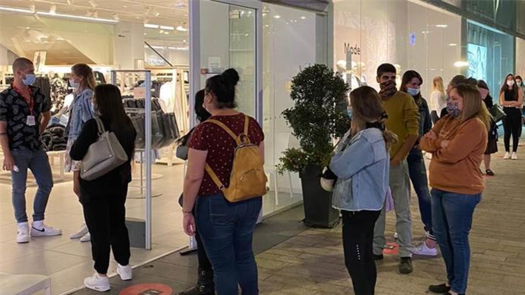 תור של אנשים שמחכים להיכנס לחנות H&M תור של אנשים שמחכים להיכנס לחנות H&M