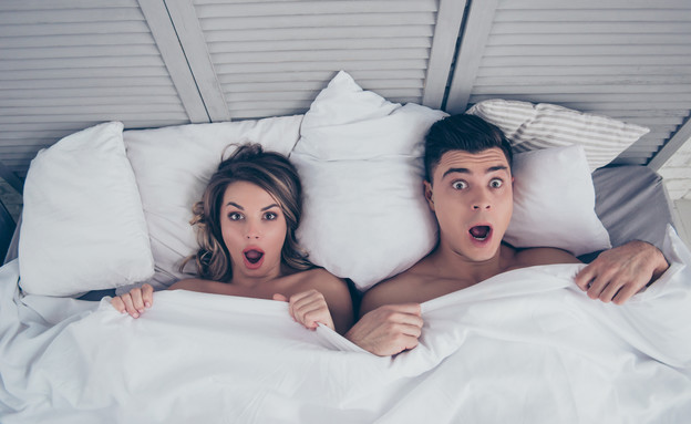 זוג מופתע במיטה (צילום: Shutterstock)