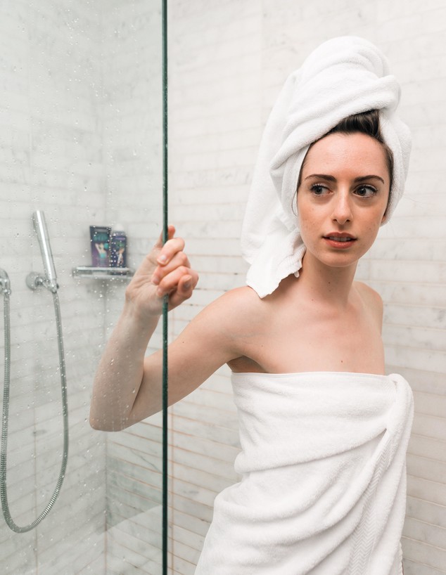 אישה מתקלחת (צילום: the-creative , unsplash)