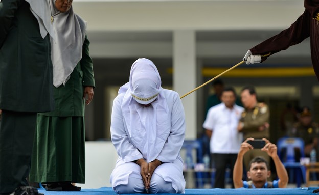מלקות באינדונזיה (צילום: CHAIDEER MAHYUDDIN/AFP, GettyImages)