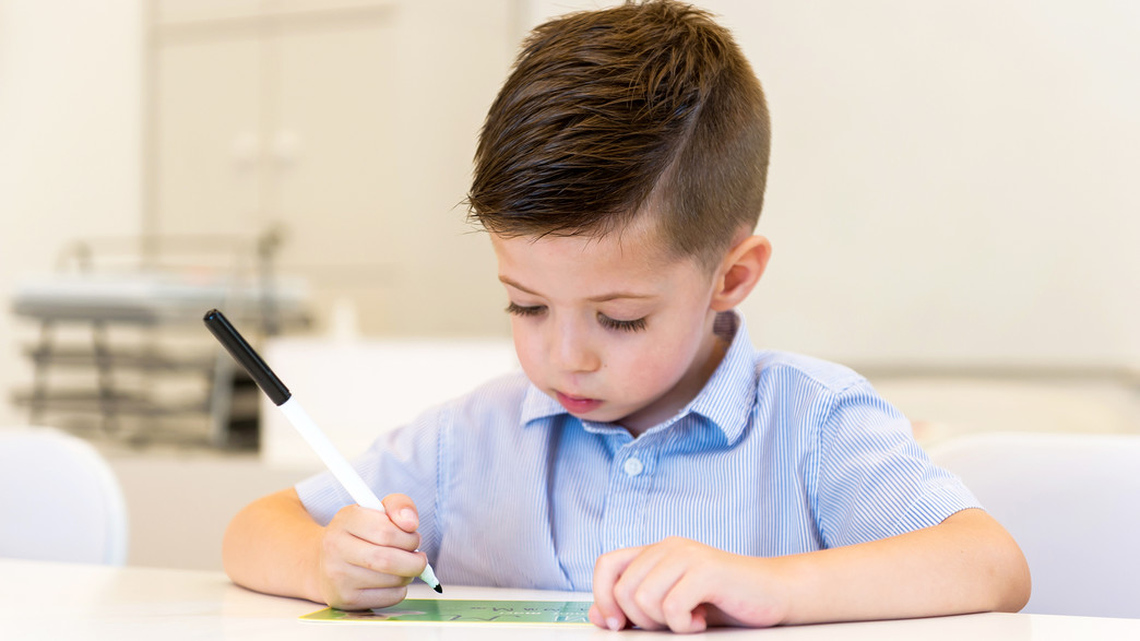 ילד כותב מכתב (צילום: Dobo Kristian, Shutterstock)