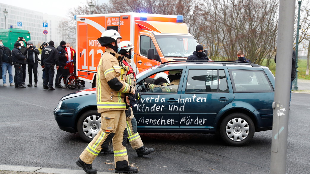 הרכב שנכנס בלשכה של מרקל הרכב שנכנס בלשכה של מרקל 