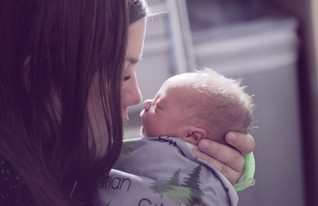 אמא מנשקת תינוק (אילוסטרציה: sharon mccutcheon, unsplash)