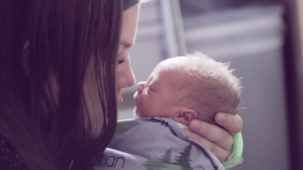 אמא מנשקת תינוק (אילוסטרציה: sharon mccutcheon, unsplash)