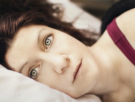 אישה שוכבת במיטה (אילוסטרציה: Jen Theodore, unsplash)