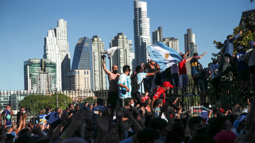 רחובות ארגנטינה סוערים. הלוויתו של מראדונה