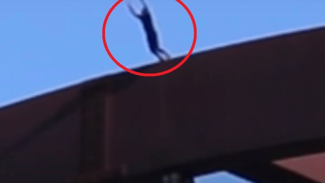סאה פומבה קופץ מגשר (צילום: ערוץ היוטיוב של SaaFomba)
