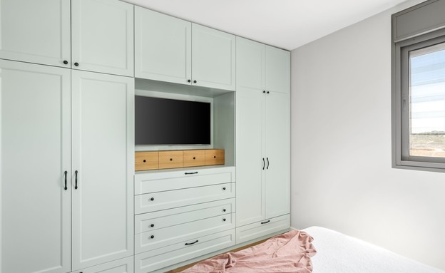 טלוויזיה בחדר השינה, עיצוב טוביה פנפיל סטודיו רותם (צילום: מאור מויאל)