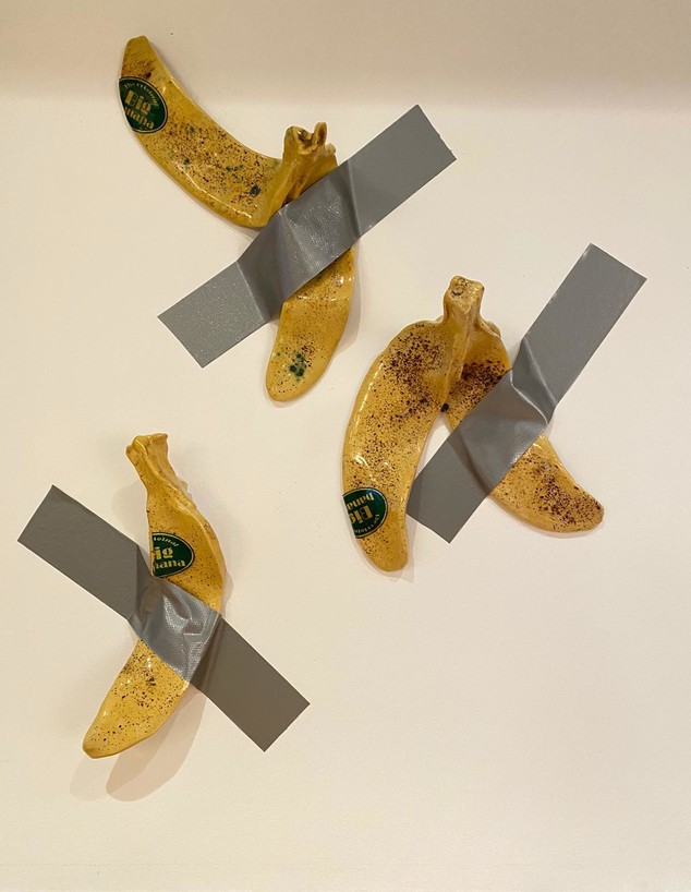 אמנות בבית, ג, בננות קרמיקה של ליהי שני, מחווה למאוריציו קטלן (צילום: ליהי שני)